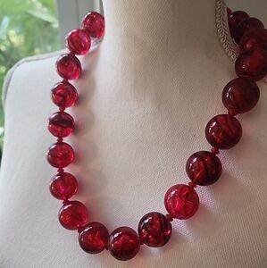 VINTAGE CHUNKY RED SWIRL BIG BEAD STATEMENT NECKLACE